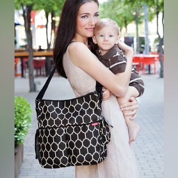 NEW Skip Hop Dash Messenger Diaper Bag, Onyx Tile - Picture 2 of 13